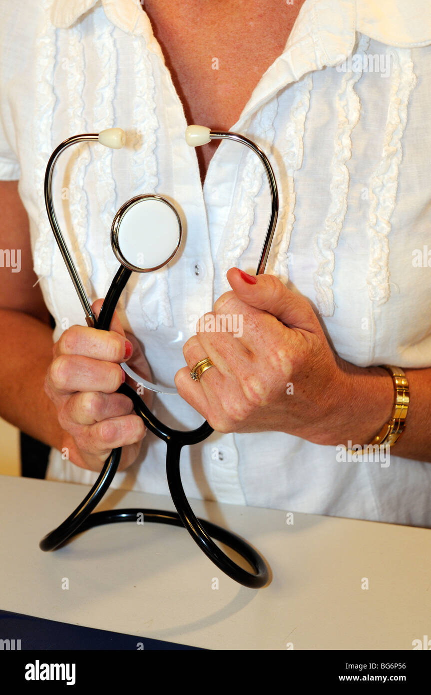Uno stetoscopio essendo trattenuto in un medico le mani Foto Stock