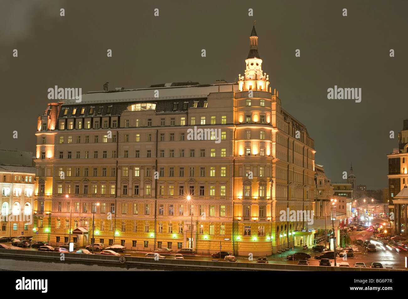 Il Russo Mosca Albergo vecchio edificio nella notte Foto Stock