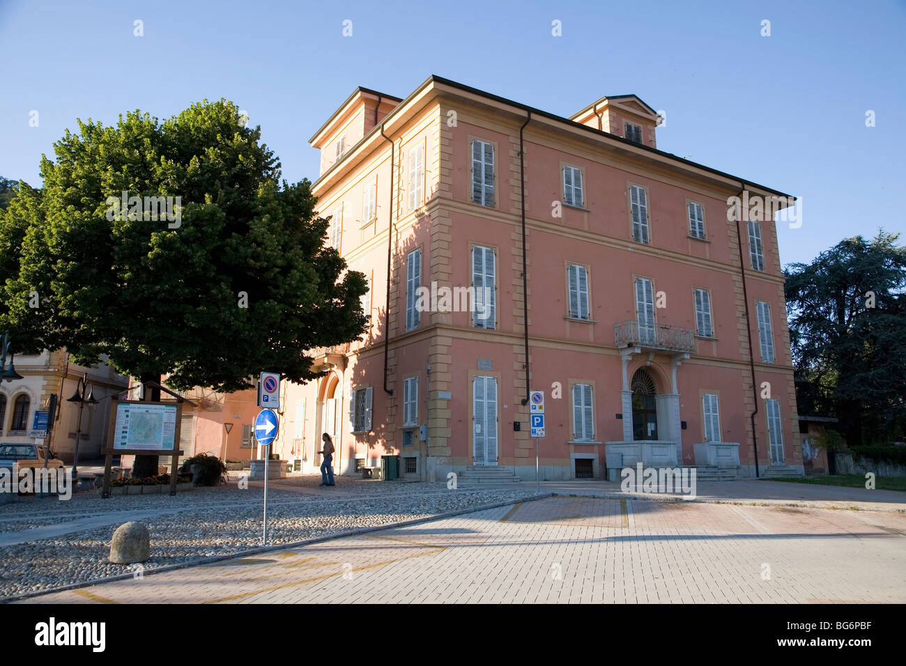 Una vista estiva di Armeno pubblico della scuola media, provincia di Novara, nell'area piemontese di Italia Foto Stock