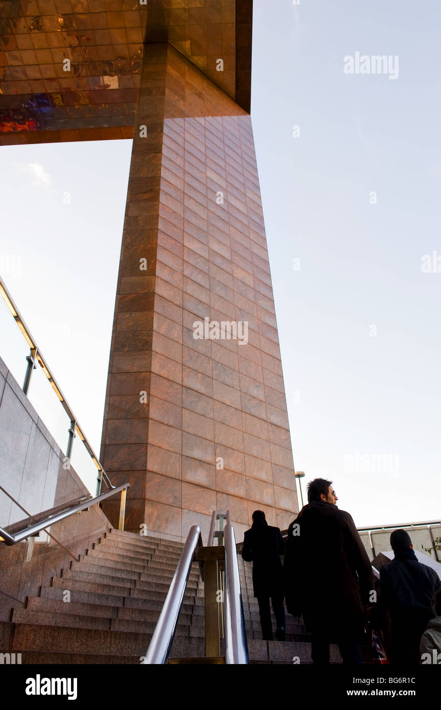 Persone passaggi di arrampicata in un moderno edificio per uffici a Londra. Foto di Gordon Scammell Foto Stock