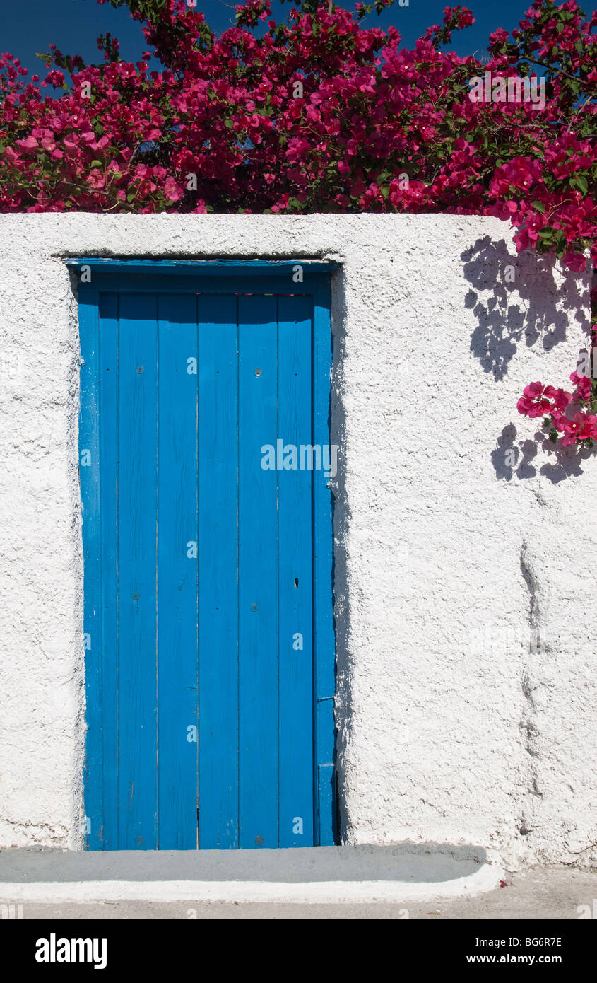 Porta blu e bouganville in Adamas, isola di Milos, Grecia Foto Stock