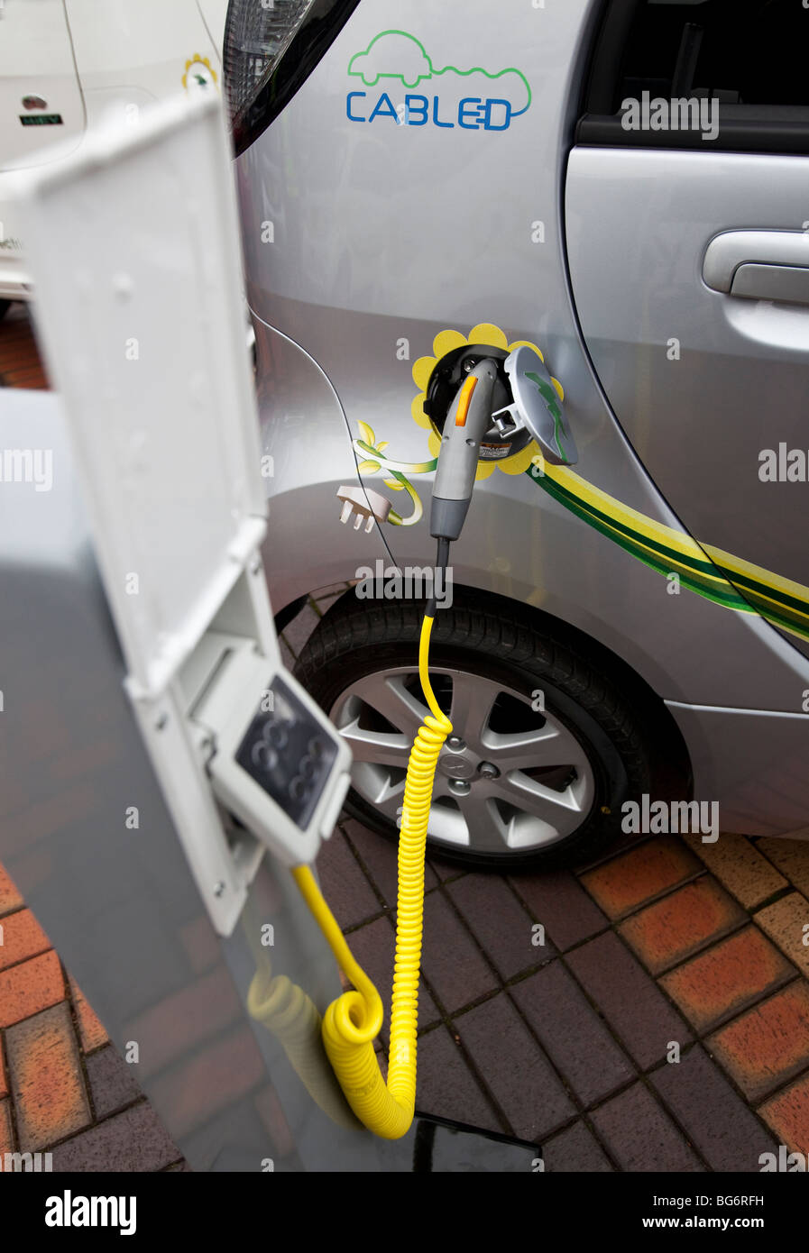 Il 're elettrico-alimentando l' hook up su una nuova Mitsubishi i MiEV-motore elettrico auto, England, Regno Unito Foto Stock