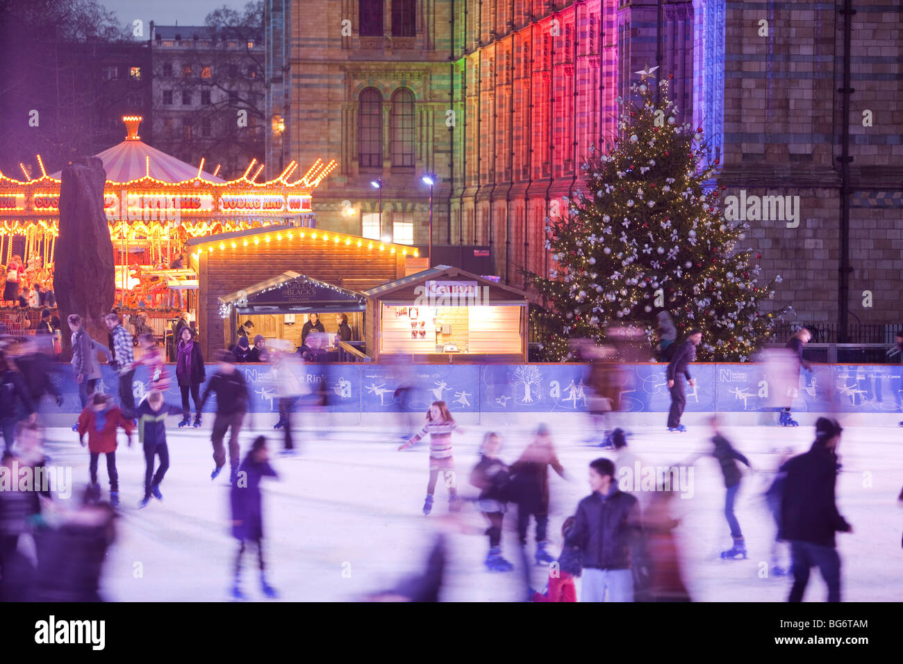 La pista di pattinaggio sul ghiaccio al di fuori del Museo di Storia Naturale di Londra, Regno Unito, nel tempo di Natale. Foto Stock