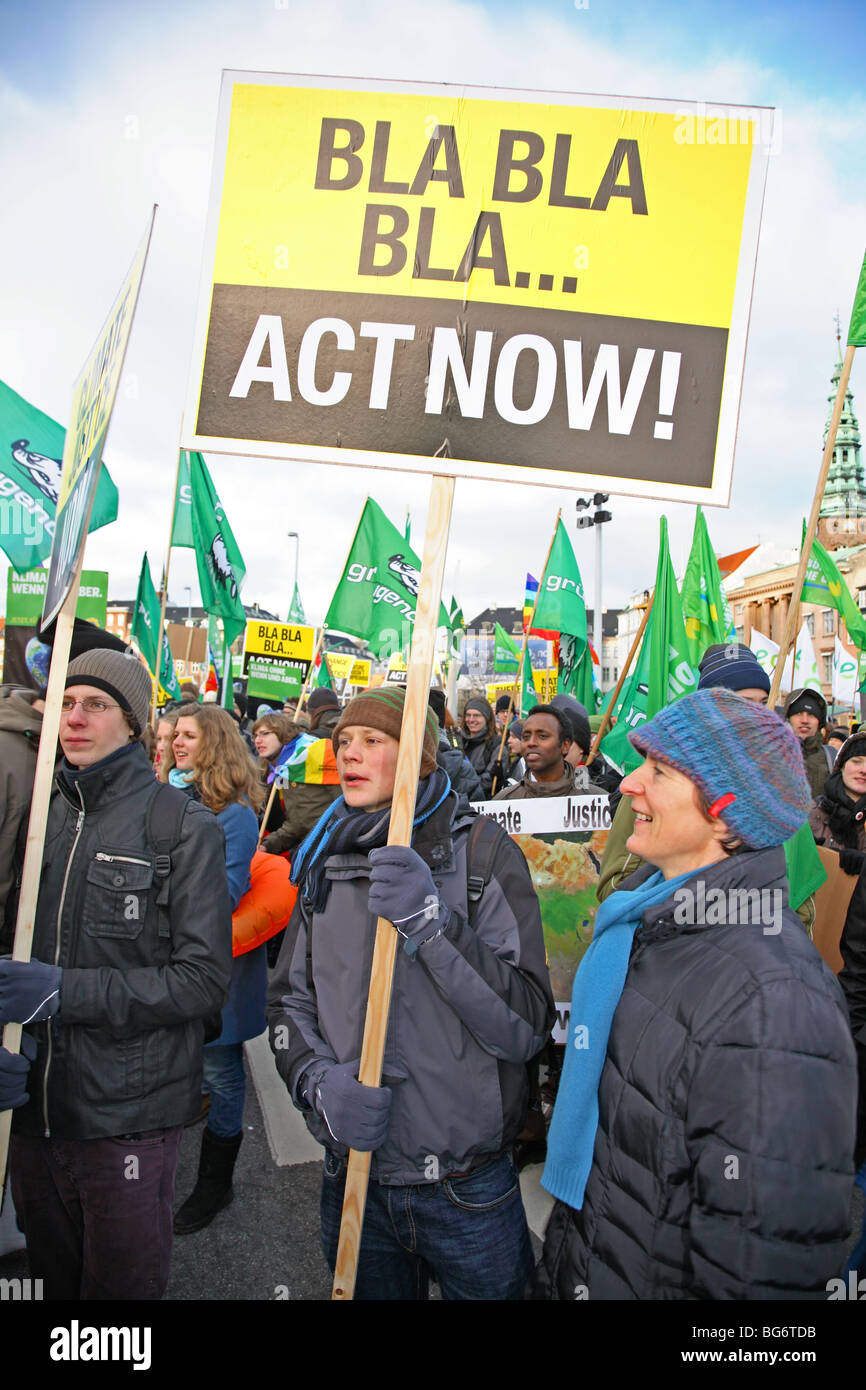I manifestanti a dimostrazione di fronte all'edificio del Parlamento a Copenaghen alla Conferenza delle Nazioni Unite sui Cambiamenti Climatici COP 15 summit nel 2009. Il clima di marzo. Foto Stock