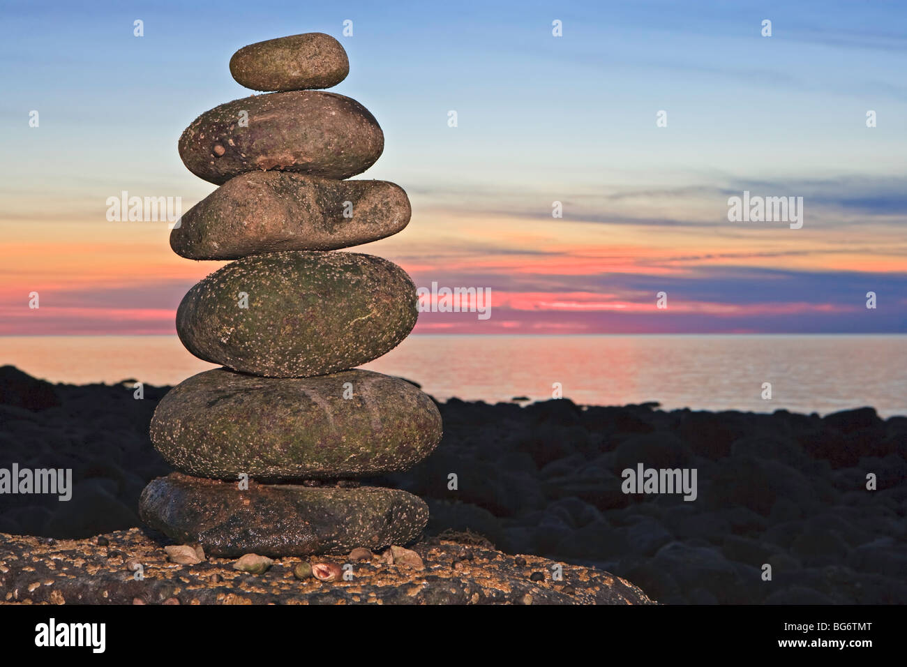 La formazione di pietra lungo la spiaggia di Delaps Cove durante il tramonto sulla baia di Fundy, Evangeline Trail, Nova Scotia, Canada. Foto Stock