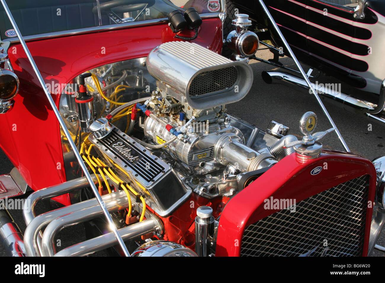 Hot Rod motore. Edelbrock il coperchio della valvola. Ventilatore Weiand. Emblema di Ford sul radiatore e il tappo. Foto Stock
