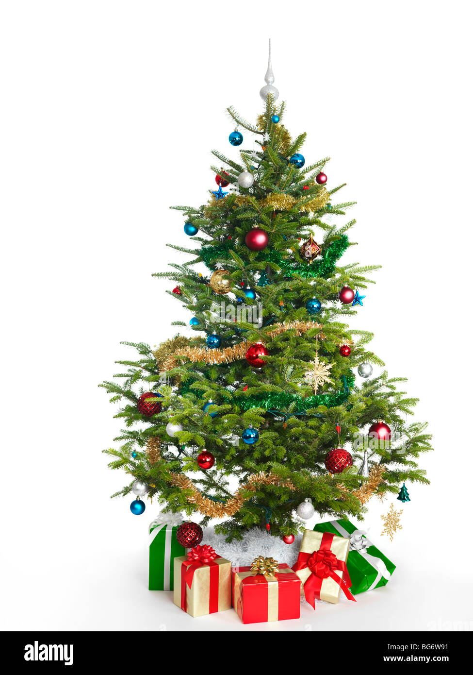 Decorate albero di Natale vero isolati su sfondo bianco Foto Stock