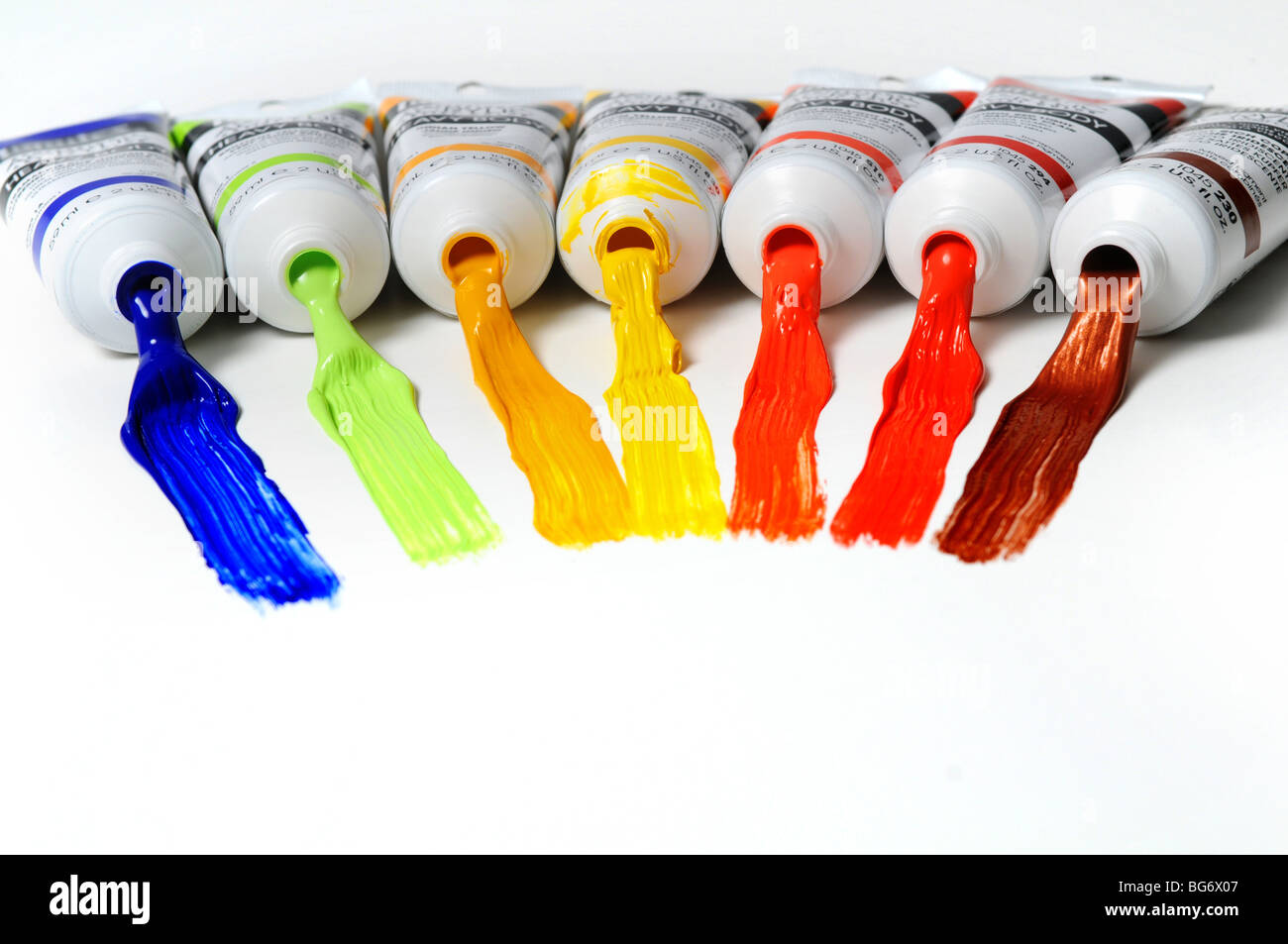 Tubi di vernice con colori diversi si sviluppa su di una superficie bianca Foto Stock