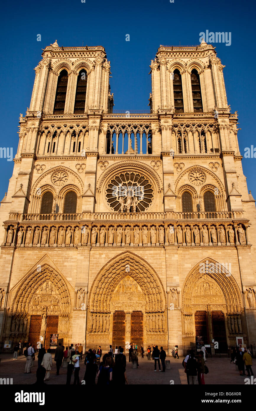 I turisti in fronte Cattedrale Notre Dame al tramonto in Parigi Francia Foto Stock