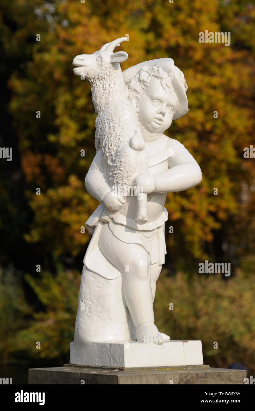 Statua vicino al lago in Schloss Charlottenburg Park, Berlino, Germania Foto Stock