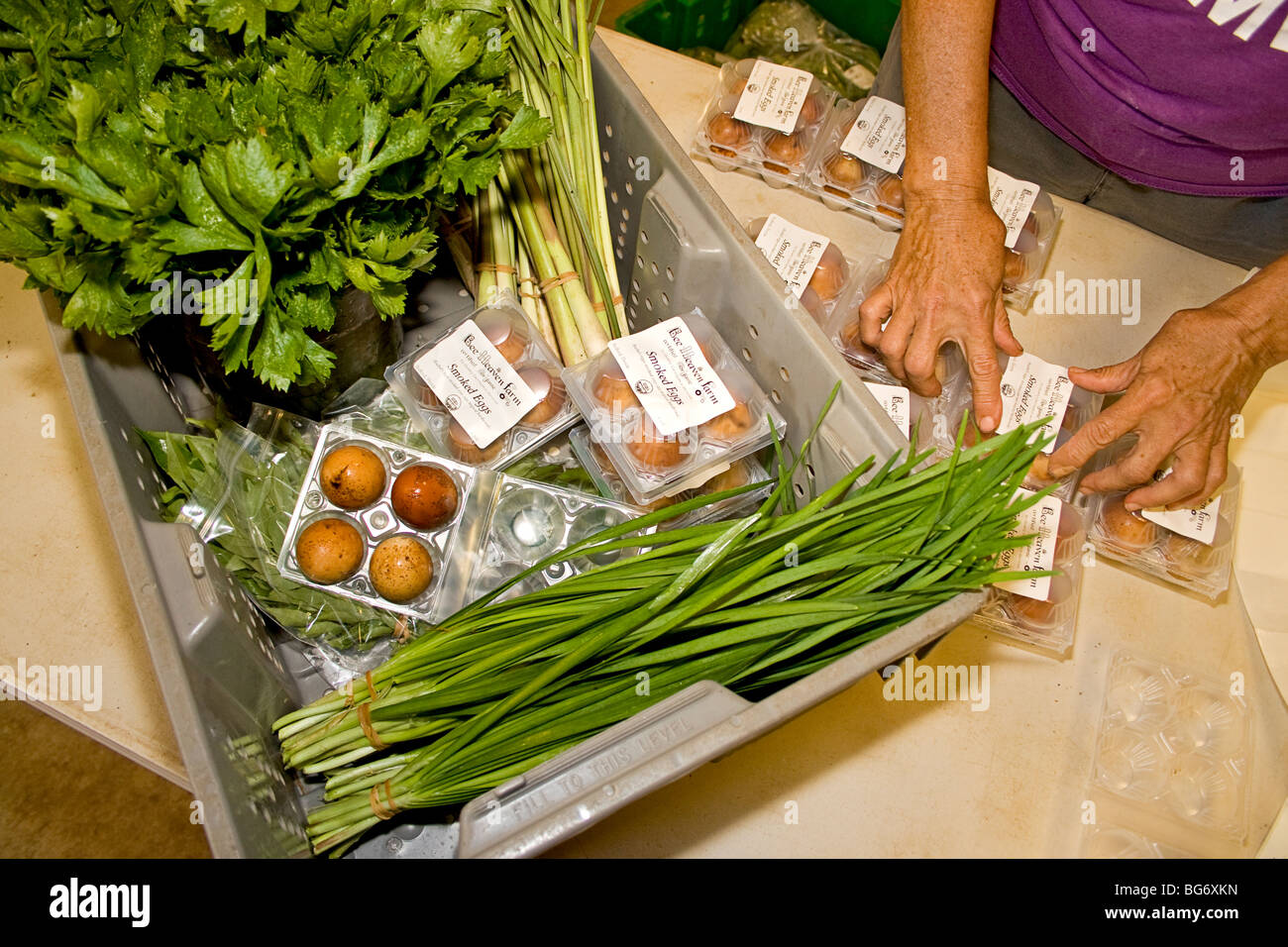 Prodotti biologici confezionata per la vendita. La confezione comprende da sinistra a destra, insalata e la citronella, poi affumicato uova e aglio. Foto Stock