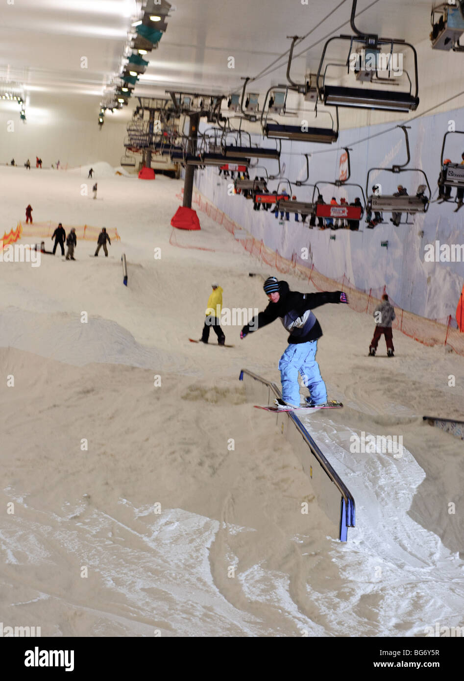 Lo snowboard in tutta la stagione lo ski center a Mosca, Russia Foto Stock
