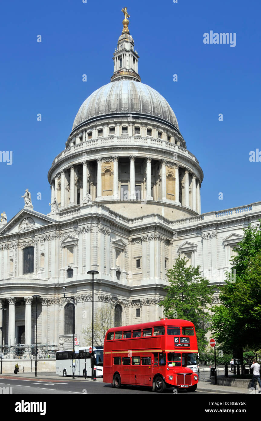 Londra routemaster bus fuori St Pauls Cathedral visto dopo riparazioni estese e la pulizia Foto Stock