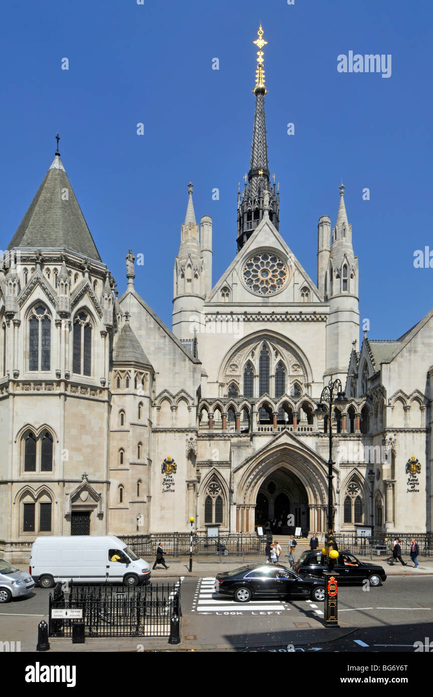Royal Courts of Justice anche il tribunale vittoriano gotico Revival architettura aperto 1882 nella Strand City di Westminster Londra Inghilterra Regno Unito Foto Stock