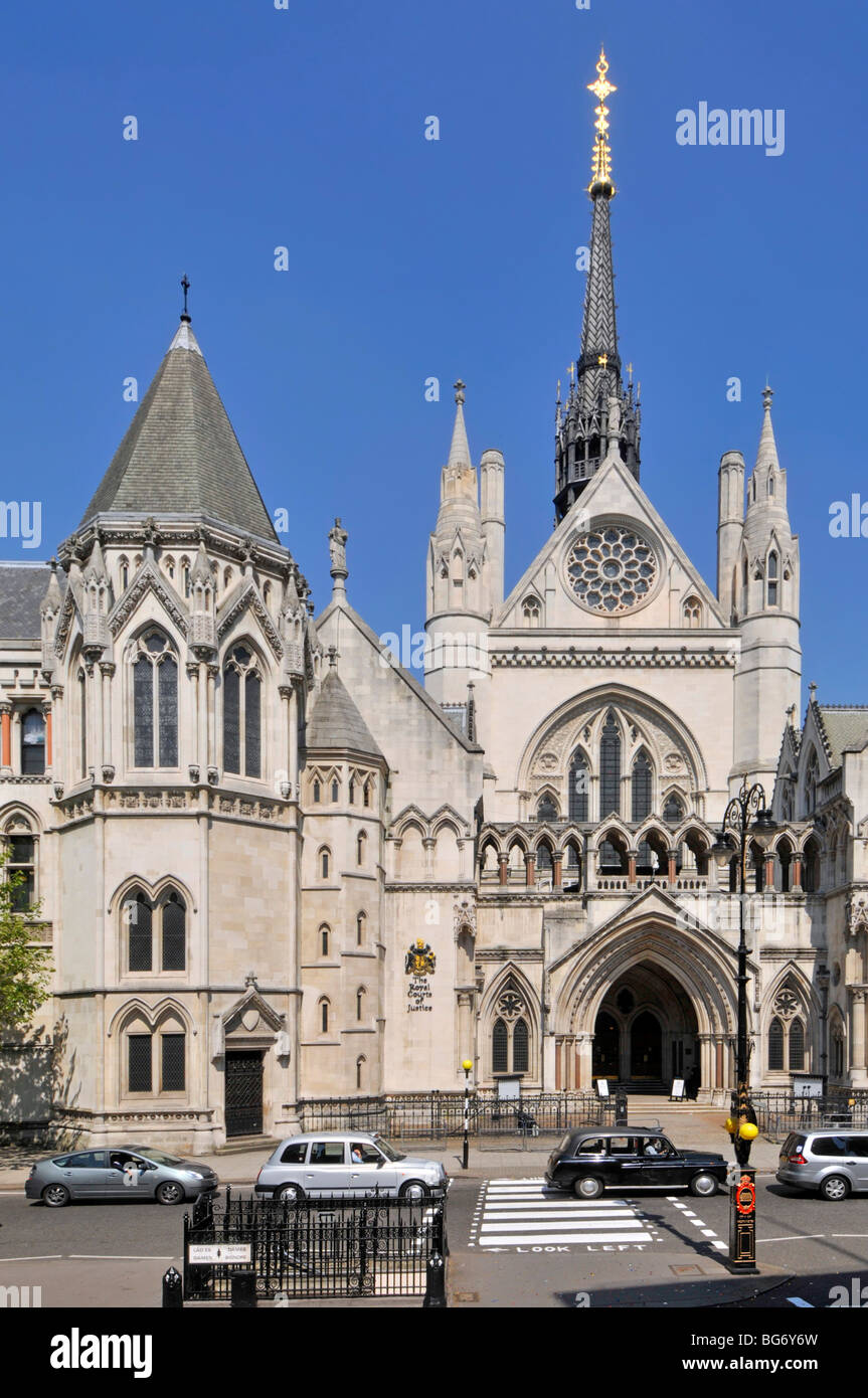 Royal Courts of Justice anche il tribunale vittoriano gotico Revival architettura aperto 1882 nella Strand City di Westminster Londra Inghilterra Regno Unito Foto Stock