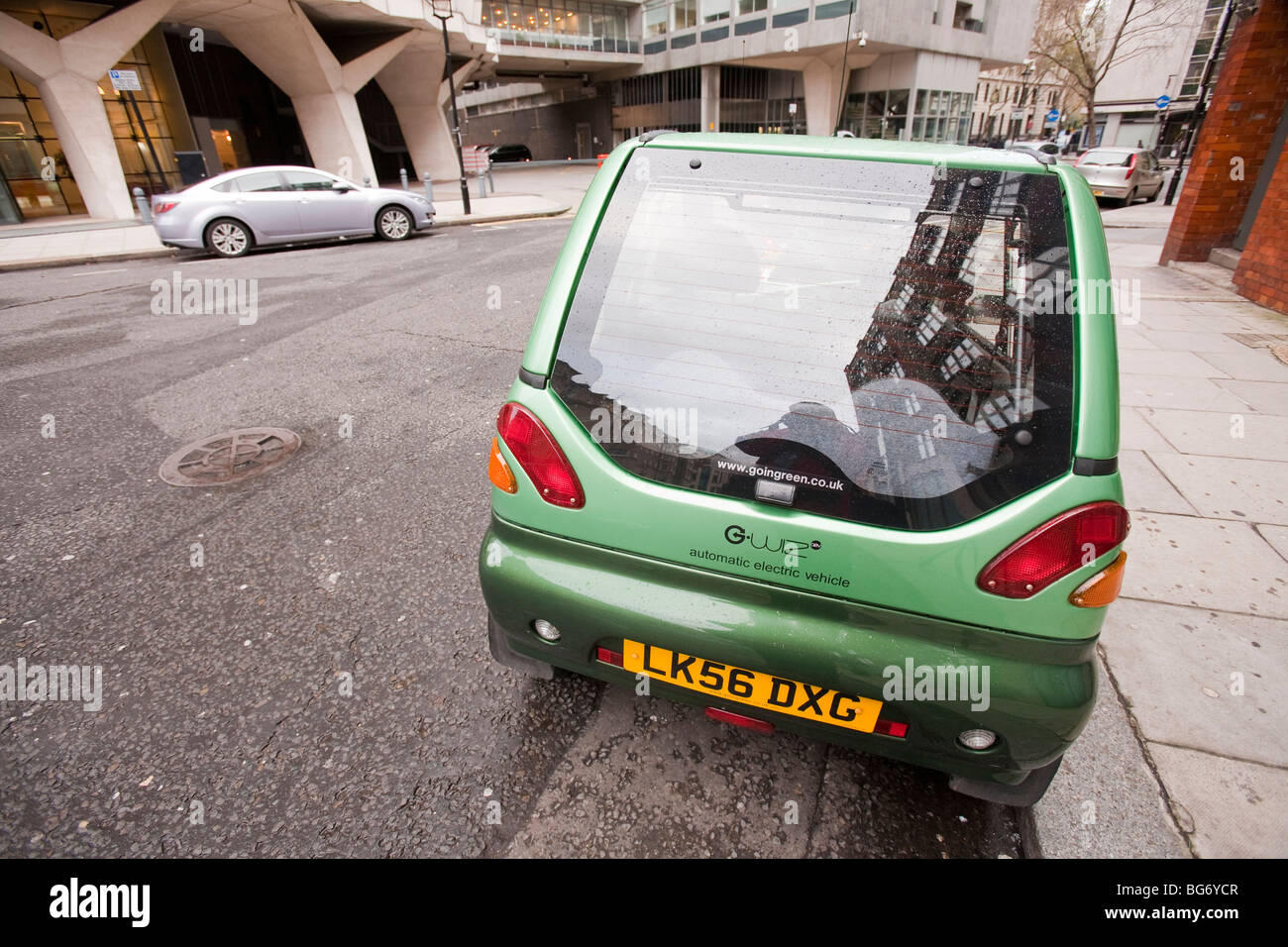 Un G-Wiz elettrica automatica parcheggiato il veicolo su strade di Londra. Foto Stock