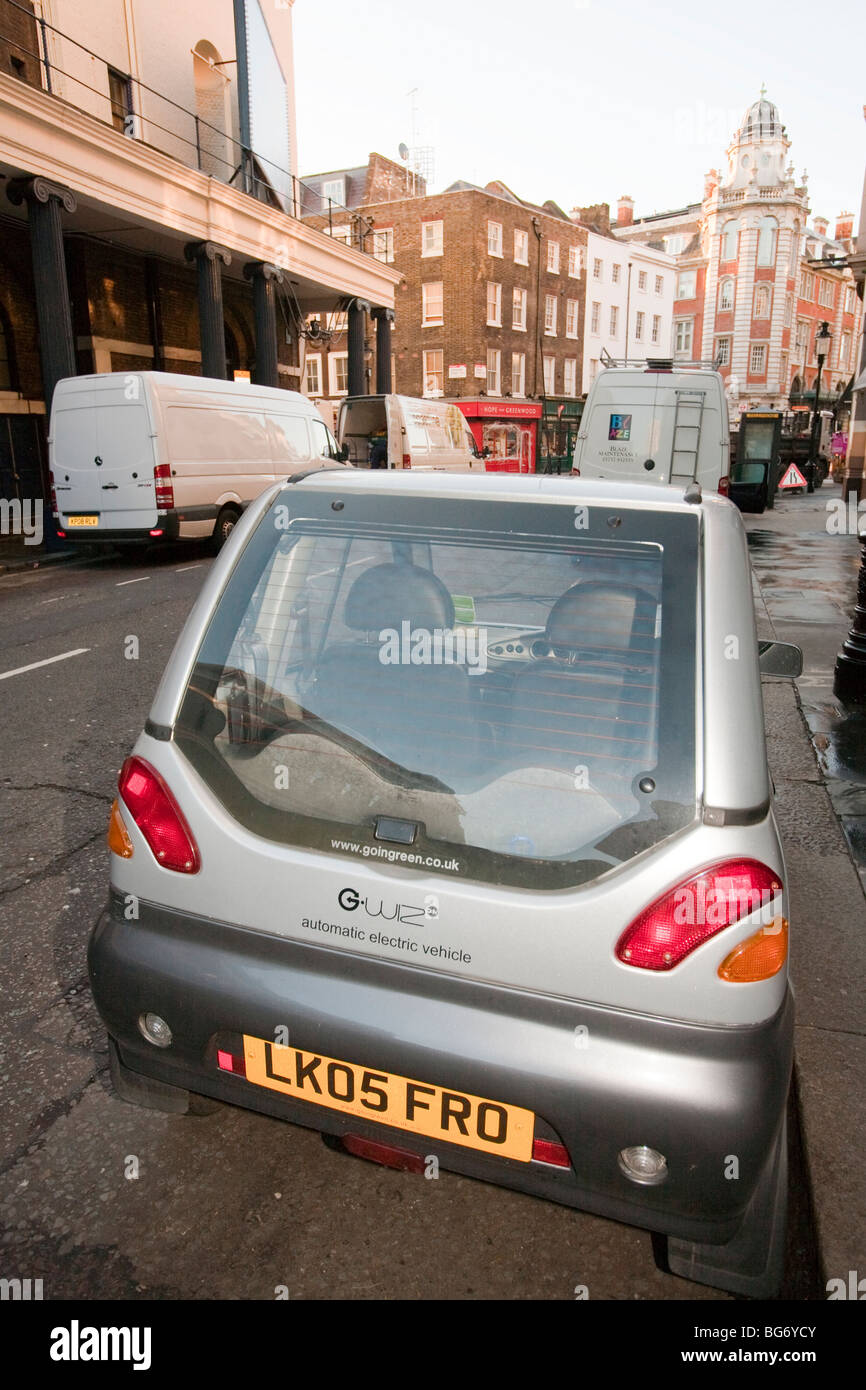 Un G-Wiz elettrica automatica parcheggiato il veicolo su strade di Londra. Foto Stock