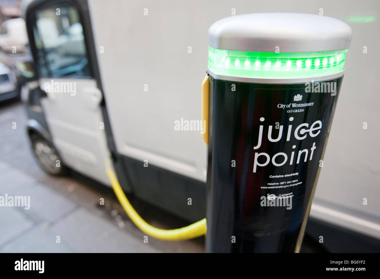 Un Mega van veicolo elettrico carica nuovamente in corrispondenza di un punto di succo di veicolo elettrico punto di carica in Westminster, Londra, Regno Unito. Foto Stock