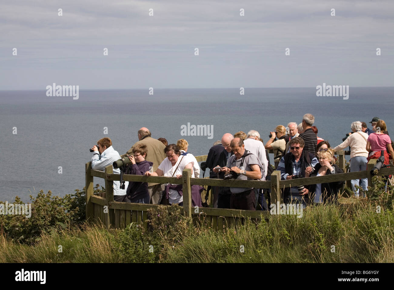 Gli amanti del birdwatching a Bempton, 2009 Foto Stock