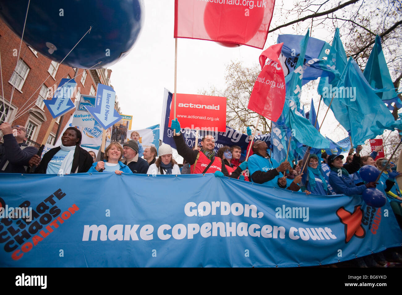 Allora onda, il più grande cambiamento climatico rally di sempre NEL REGNO UNITO, circonda le Case del Parlamento. Foto Stock