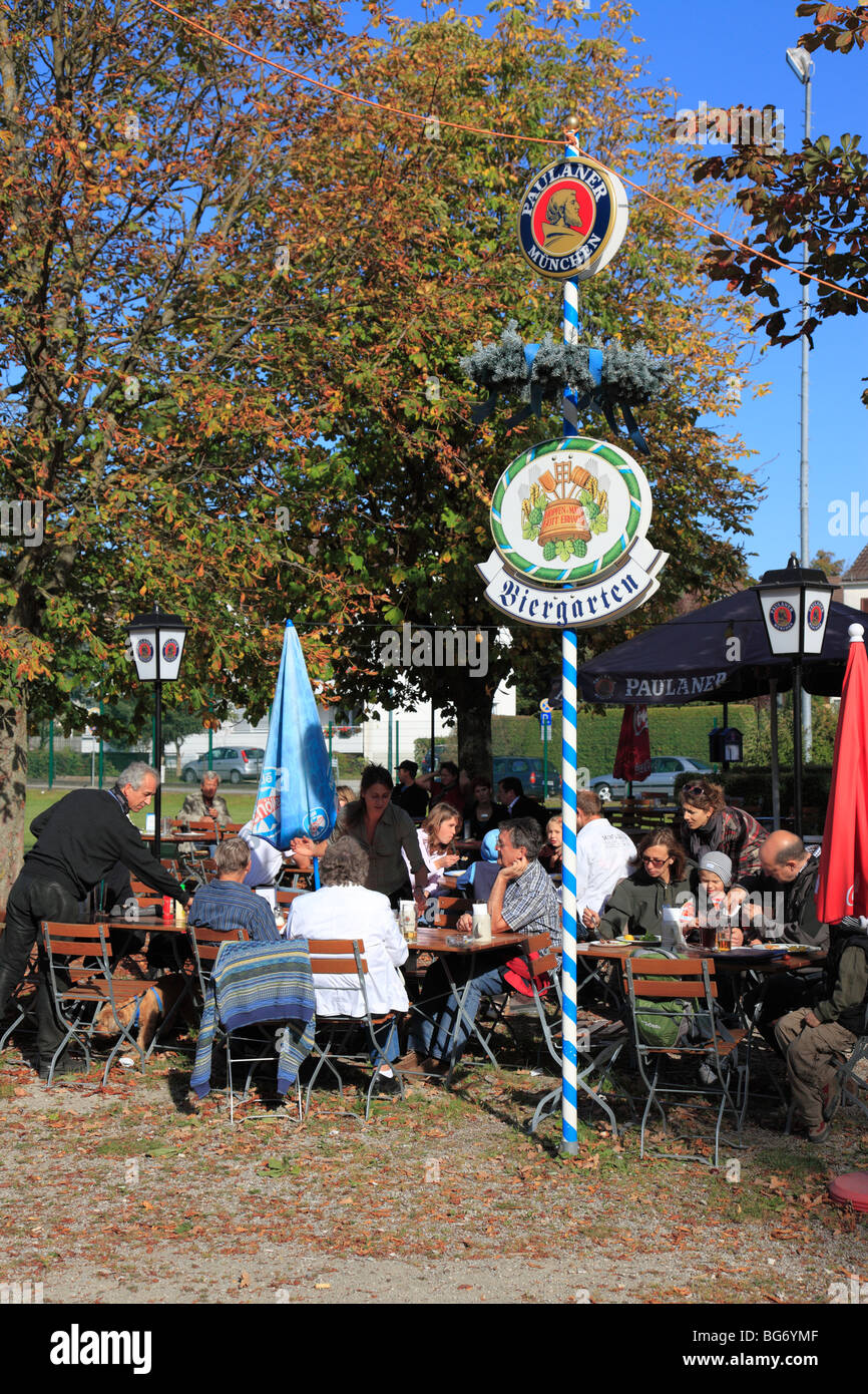 Giardino della birra nel villaggio di Herrsching, Lago Ammersee, Alta Baviera, Germania. Foto di Willy Matheisl Foto Stock
