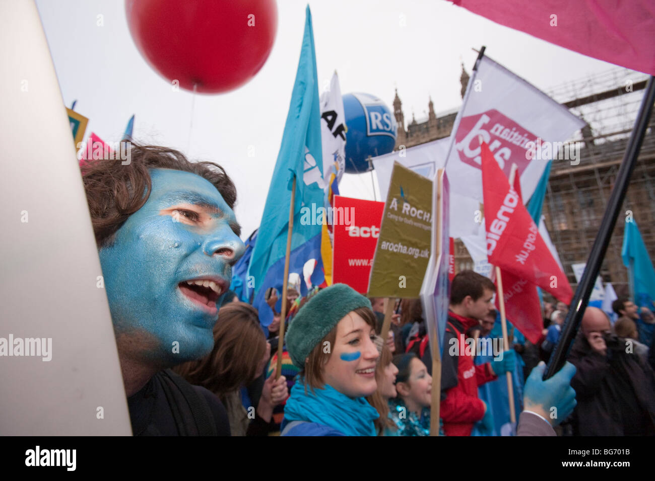 Allora onda, il più grande cambiamento climatico rally di sempre NEL REGNO UNITO, circonda le Case del Parlamento. Foto Stock