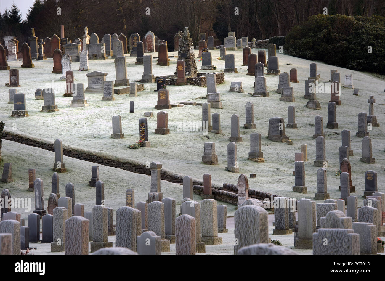 Le lapidi su un gelido mattino - Cimitero a Kirkcudbright Foto Stock