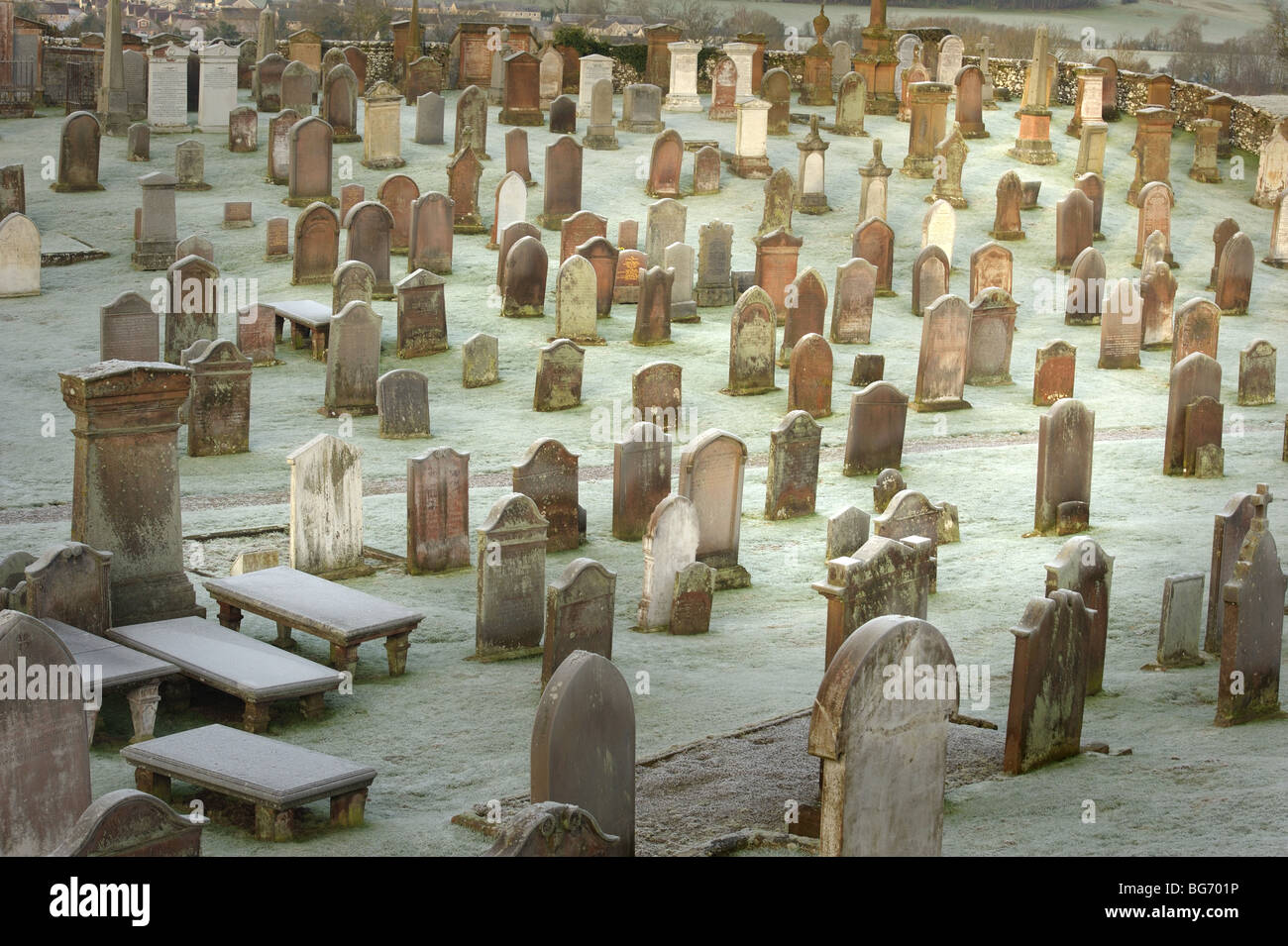 Le lapidi su un gelido mattino - Cimitero a Kirkcudbright Foto Stock