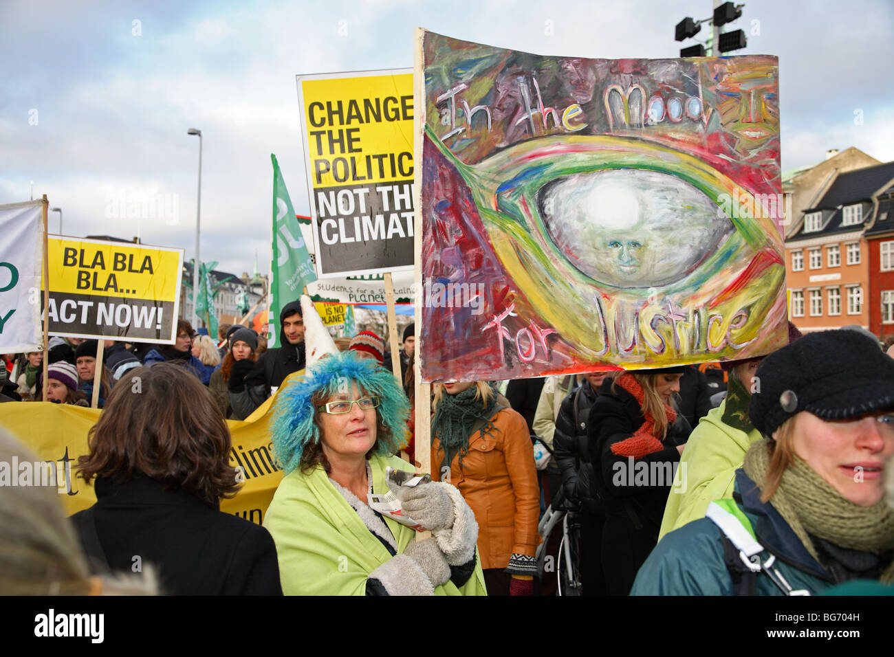 I manifestanti in una grande dimostrazione di fronte all'edificio del Parlamento a Copenaghen alla Conferenza delle Nazioni Unite sui cambiamenti climatici. Il clima di marzo. Foto Stock