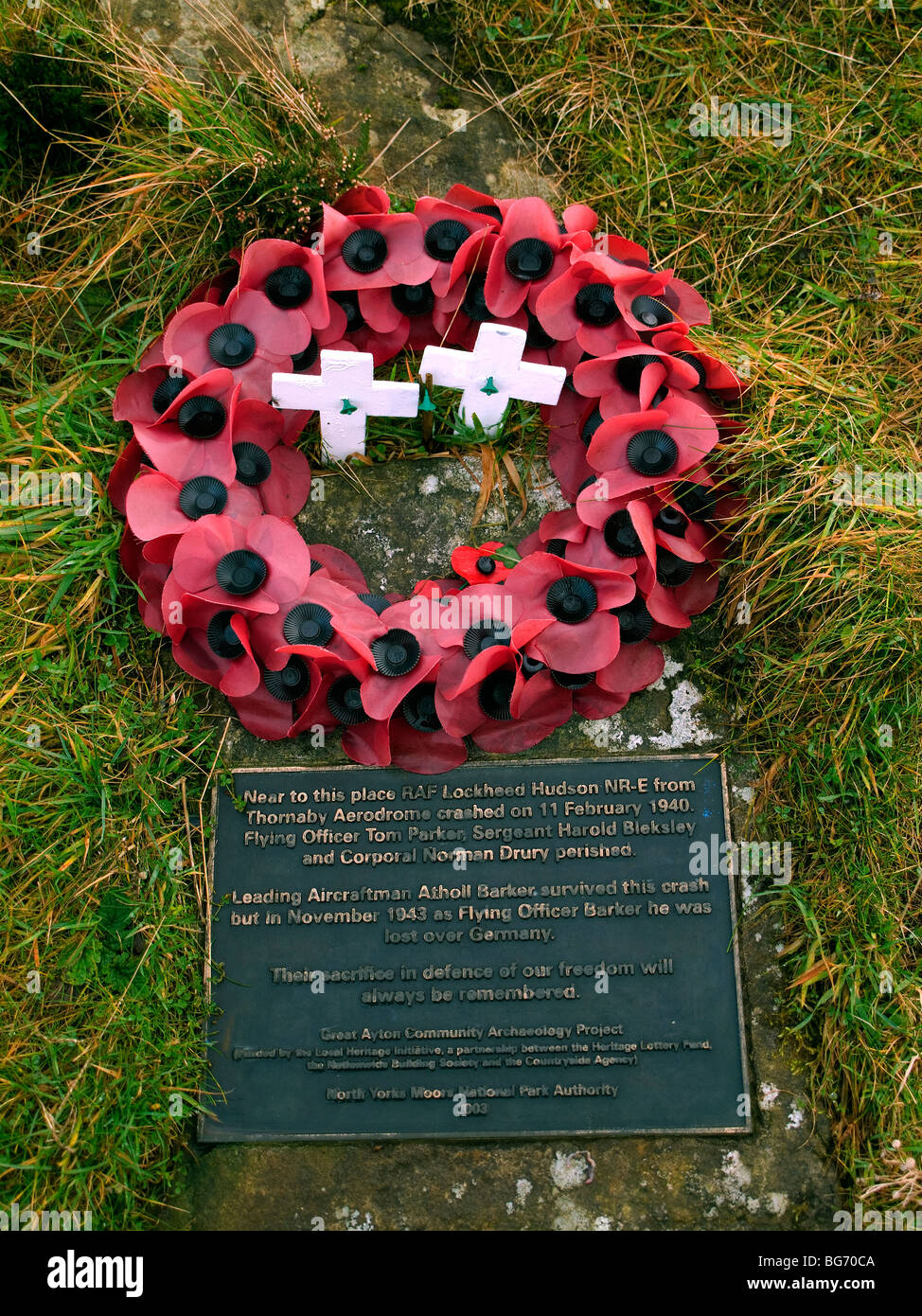 Una lapide commemorativa e ghirlanda di papavero in corrispondenza del sito di WW2 RAF arresto piano su Easby Moor North Yorkshire Foto Stock