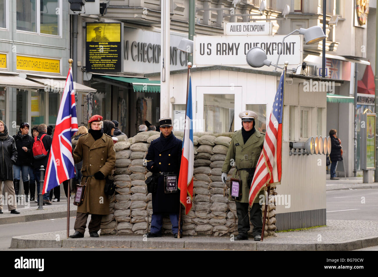 US Army checkpoint stand turistico, Checkpoint Charlie, Berlin. Foto Stock