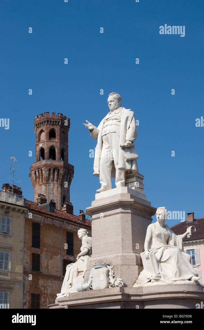 I monumenti in Piazza Cavour e Torre dell'angelo - Vercelli - Piemonte - Italia Foto Stock