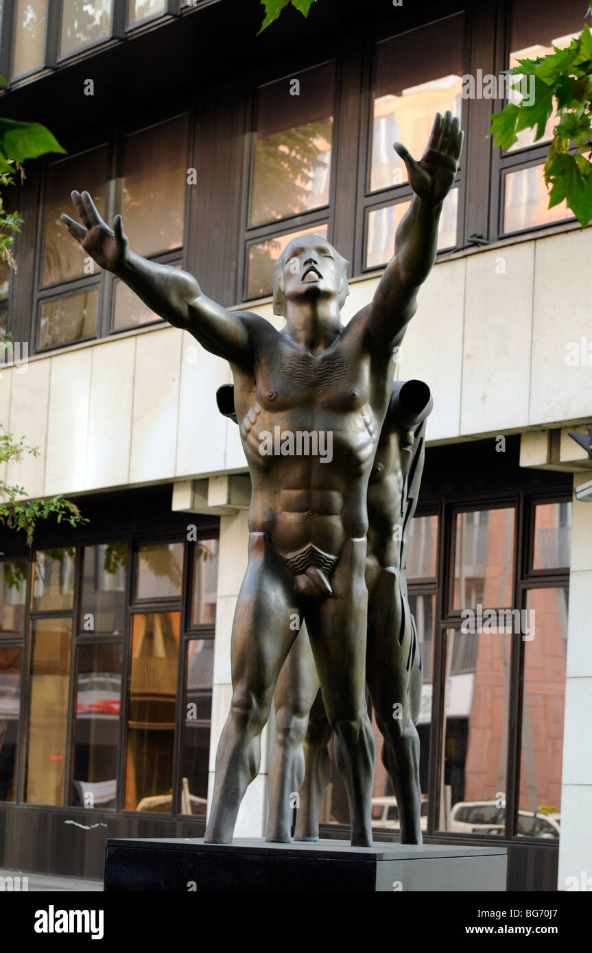 "Un uomo passando attraverso la parete' scultura da Georgi Tchapkanov Tchapp (2006), Berlino, Germania. Foto Stock