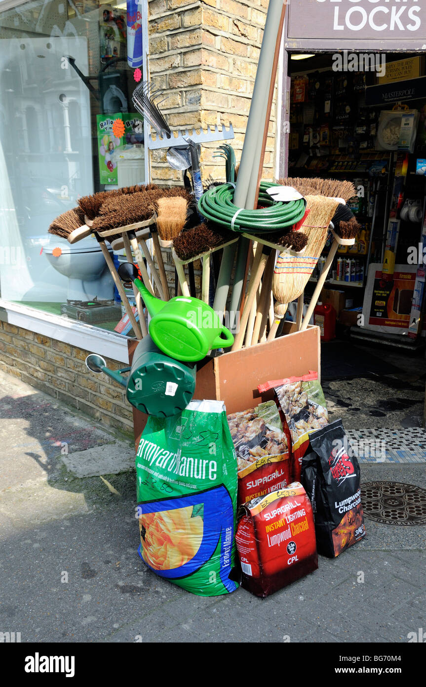 Hardware fuori shop Stoke Newington Church Street a Londra England Regno Unito Foto Stock