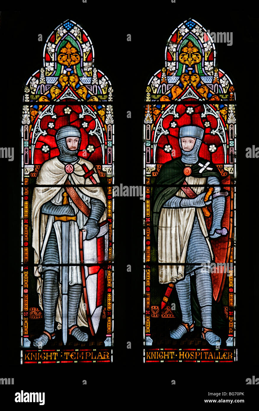 Particolare della vetrata ovest di Frederick Preedy raffigurante Cavalieri Templari e Ospitalieri, Chiesa di Sant'Andrea, Tempio Grafton, Warwickshire Foto Stock