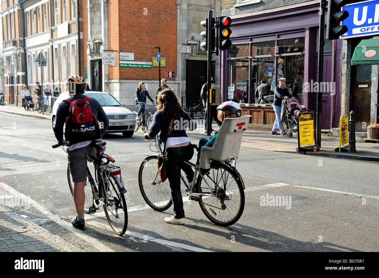 Famiglia ciclisti Stoke Newington Church Street a Londra England Regno Unito Foto Stock
