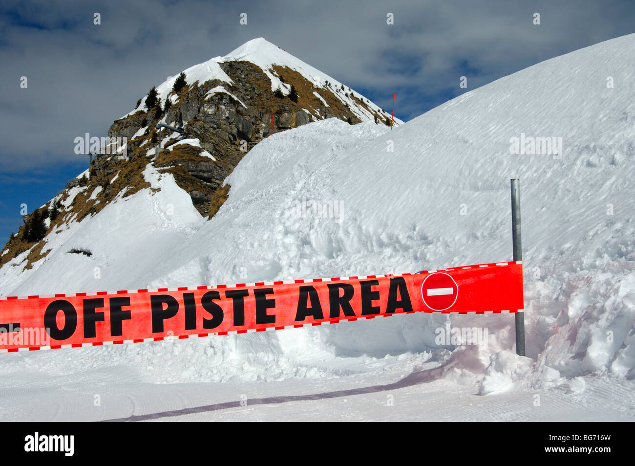 Segnale di avvertimento che impedisca di accedere ad una chiusa di piste nella zona sciistica di Morzine Avoriaz Alta Savoia, Francia Foto Stock