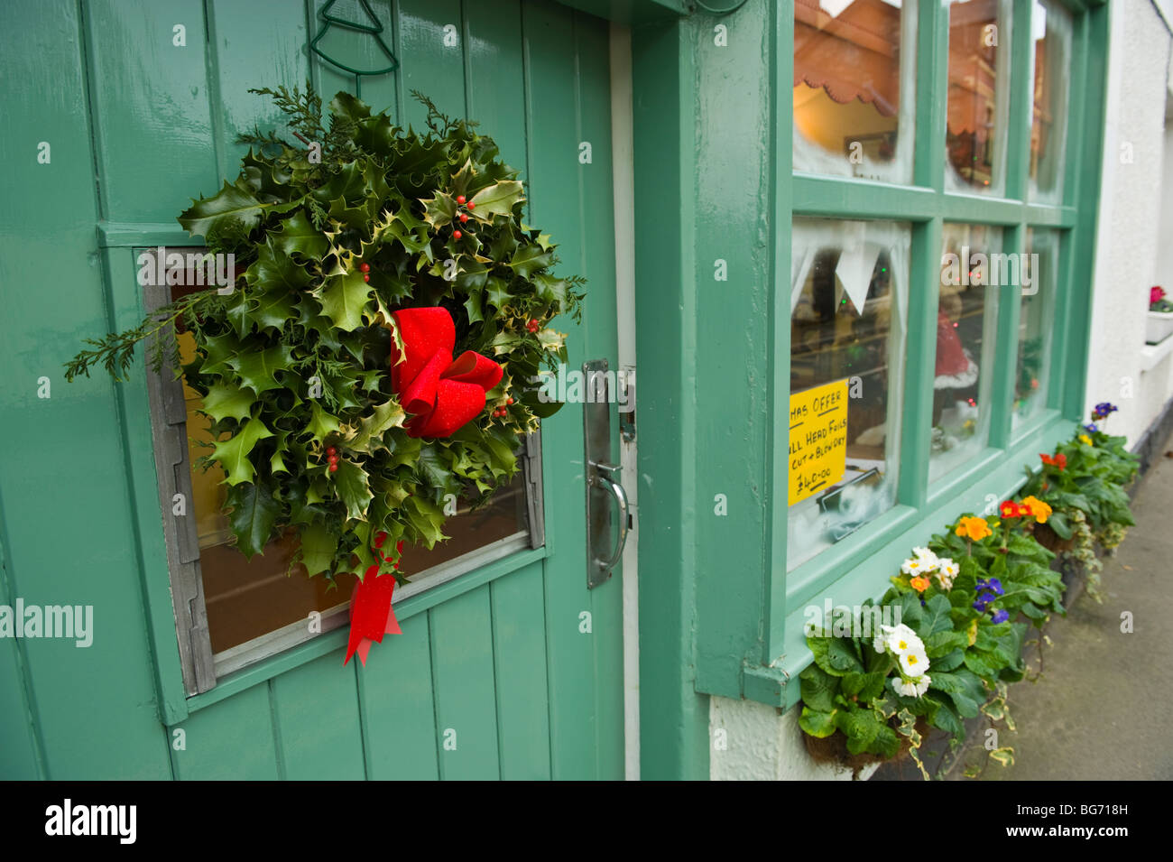 Ghirlanda di Natale sulla porta del parrucchiere a Usk Monmouthshire South Wales UK Foto Stock