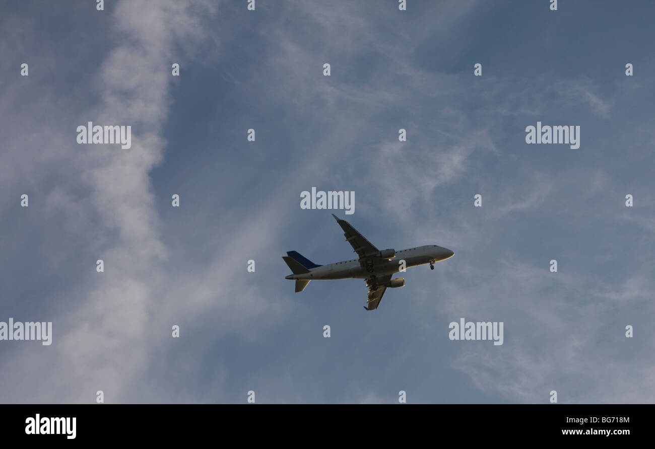 Un aereo vola basso nel cielo che si prepara per lo sbarco. Foto Stock