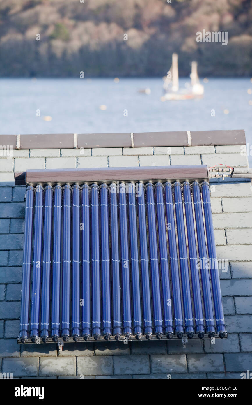 Riscaldamento di Acqua Solare pannelli su un tetto di casa in Polruan in Cornovaglia, UK. Foto Stock