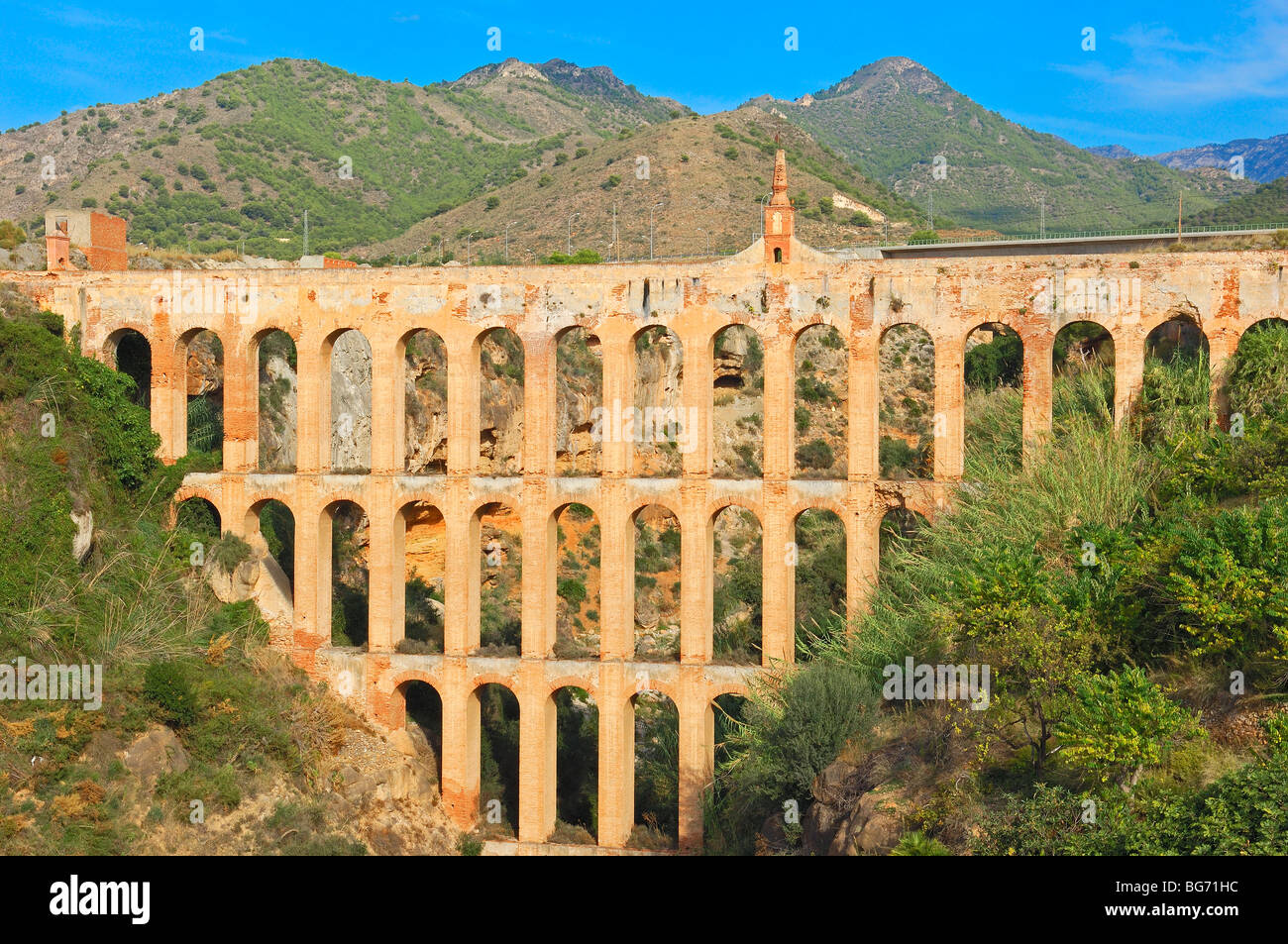 Puente de Las Aguilas, acquedotto romano. Nerja. La Axarquia, provincia di Malaga, Andalusia. Spagna Foto Stock