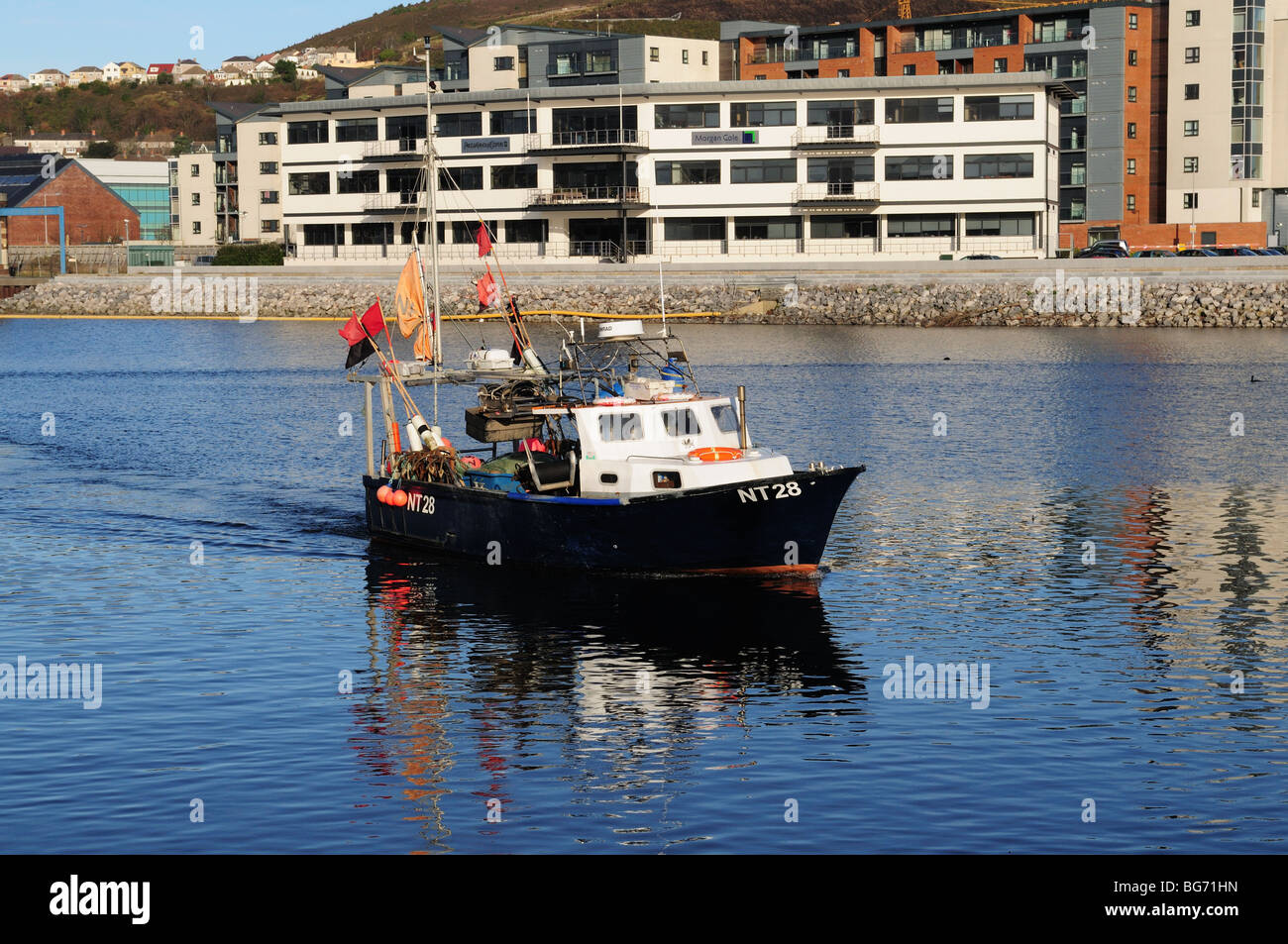 Barca da pesca lasciando Swansea Marina West Glamorgan Galles Cymru REGNO UNITO GB Foto Stock