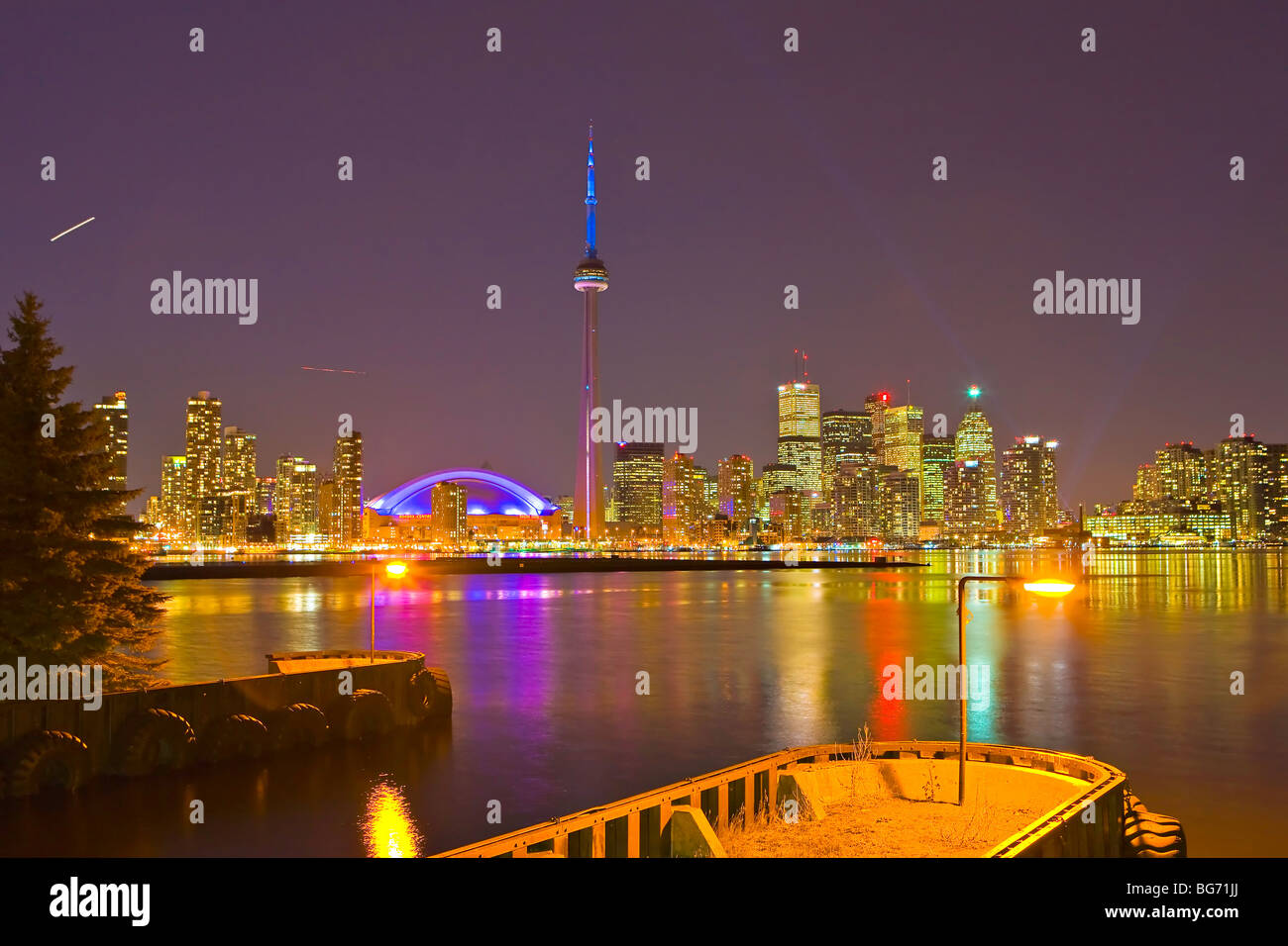 Toronto skyline della città visto di notte da Hanlan del punto terminale dei traghetti sul Centro Isola, Toronto Islands, Lago Ontario, Ontario Foto Stock