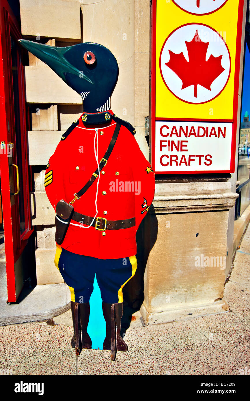 Penguin Mountie all'entrata di un negozio di souvenir nel centro cittadino di Ottawa, Ontario, Canada. Foto Stock