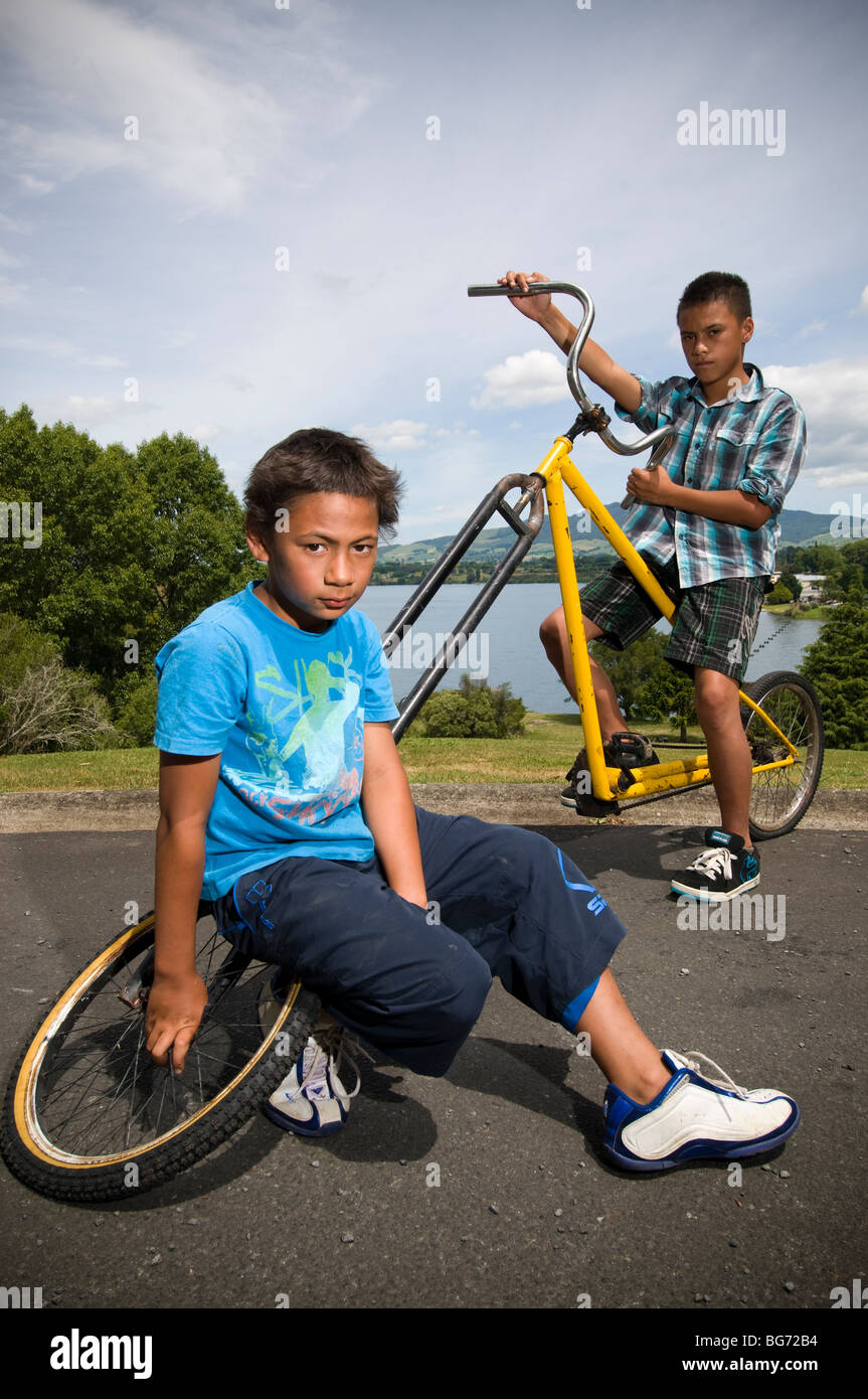 Due ragazzi Maori seduti sulla bici artigianale realizzato da ci zia che è privo di freni. Foto Stock