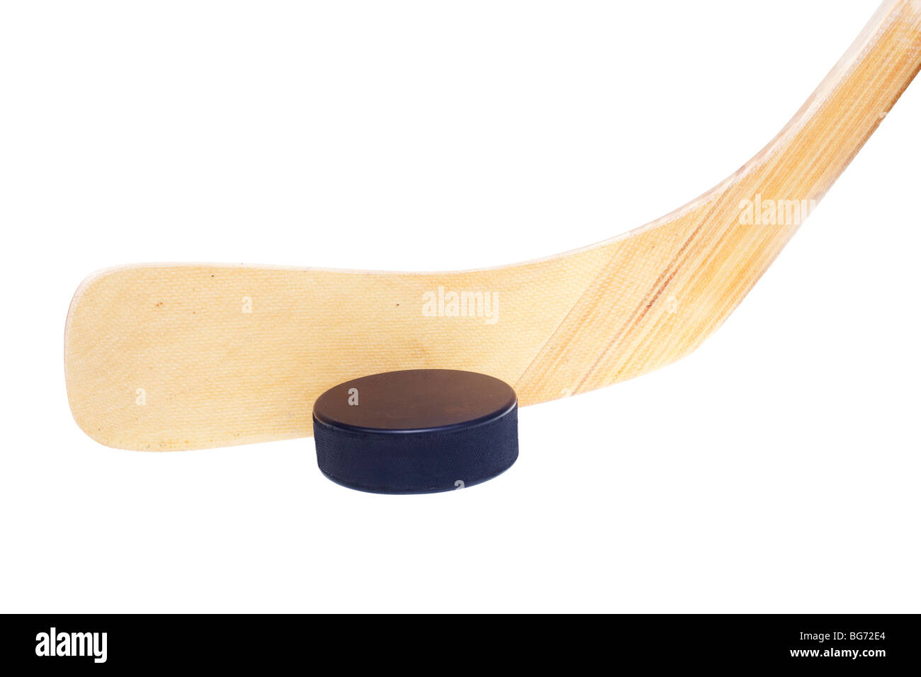 Close up di un ice hockey stick e puck isolati su sfondo bianco Foto Stock