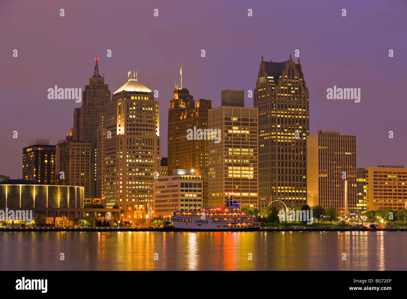 Skyline della città di Detroit, Michigan, Stati Uniti d'America al tramonto visto dal lungomare nella città di Windsor, Ontario, Canada. Foto Stock