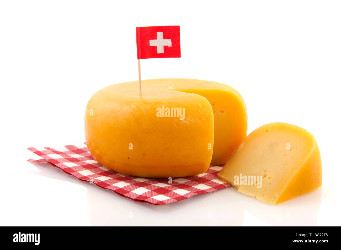 Il formaggio svizzero con tovagliolo a scacchi e flag Foto Stock