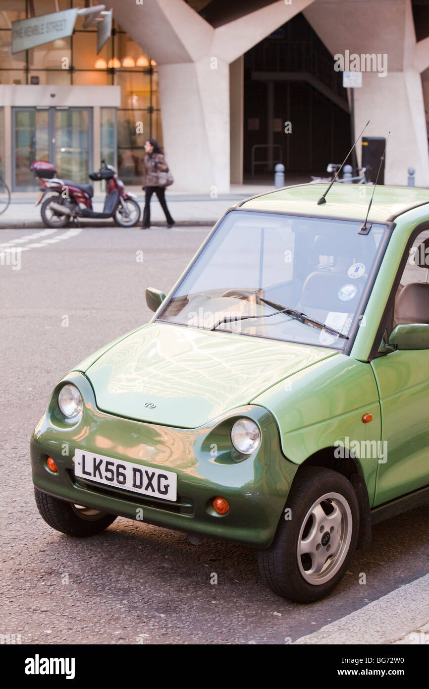 Un G-Wiz auto elettriche per le strade di Londra, Regno Unito. Tali veicoli a emissioni zero aiutano a combattere il cambiamento climatico. Foto Stock