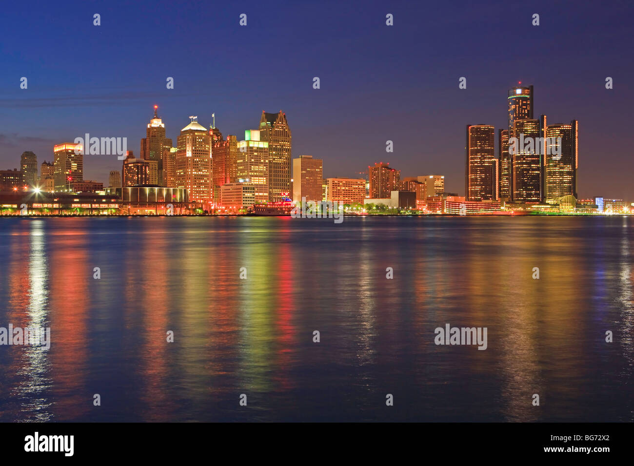 Skyline di Detroit, Michigan, USA visto dalla città di Windsor, Ontario, Canada al crepuscolo. Foto Stock